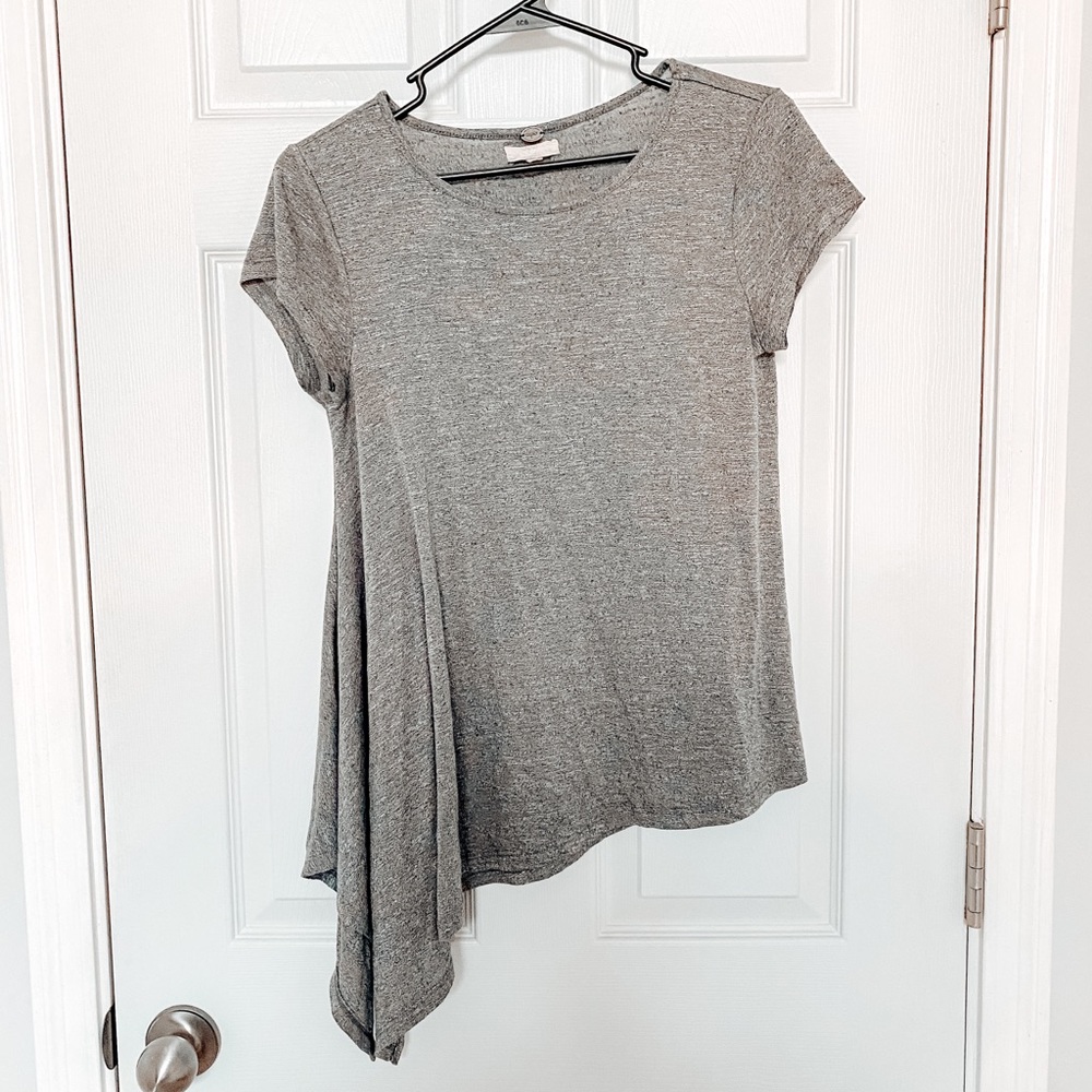 Gray short sleeve t-shirt.